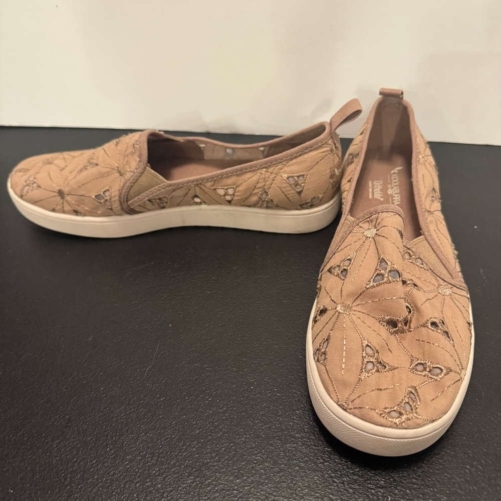✨ Koolaburra by UGG Embroidered Slip-On Sneakers | Size 8